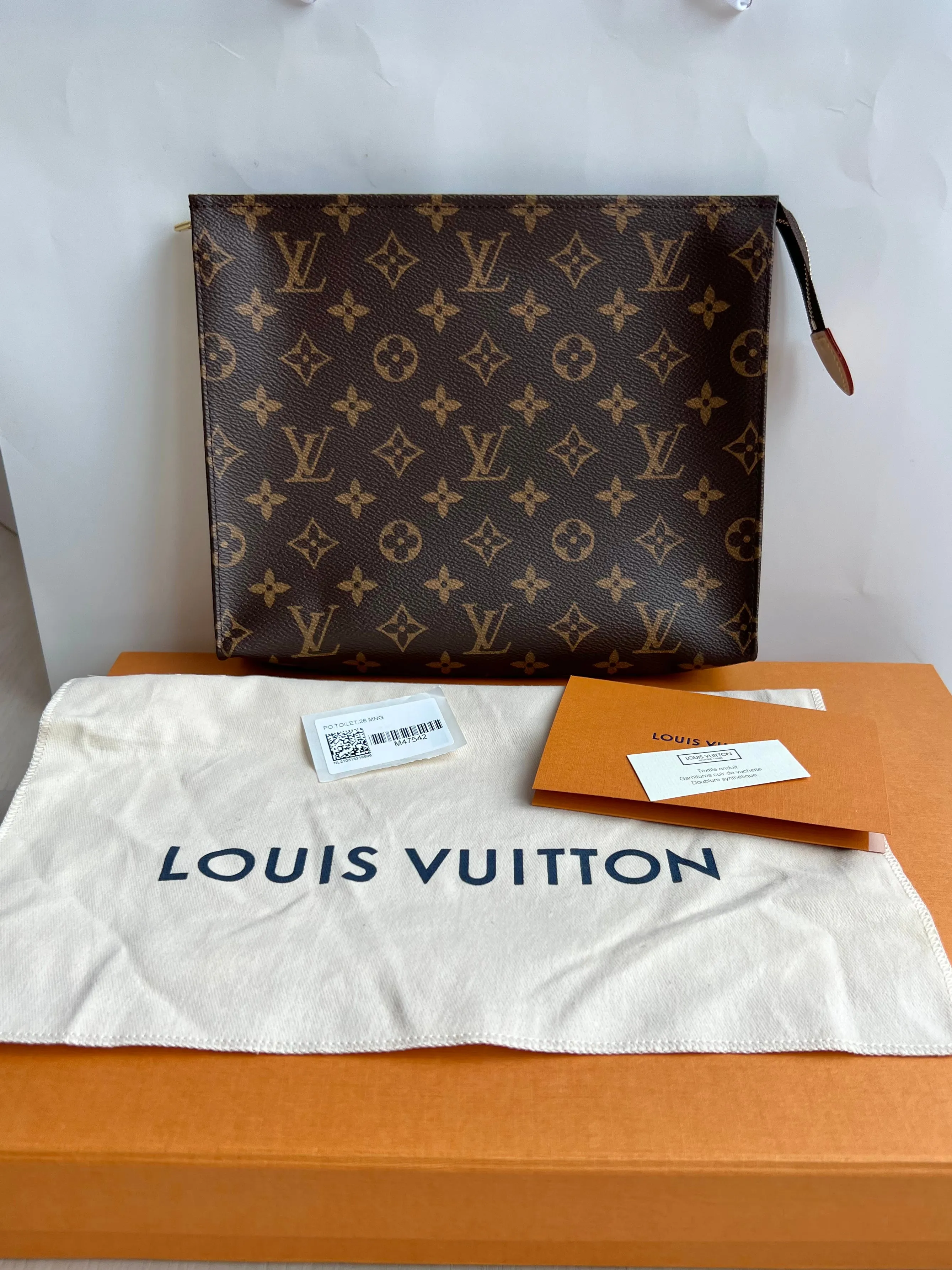 Louis Vuitton Toiletry 26