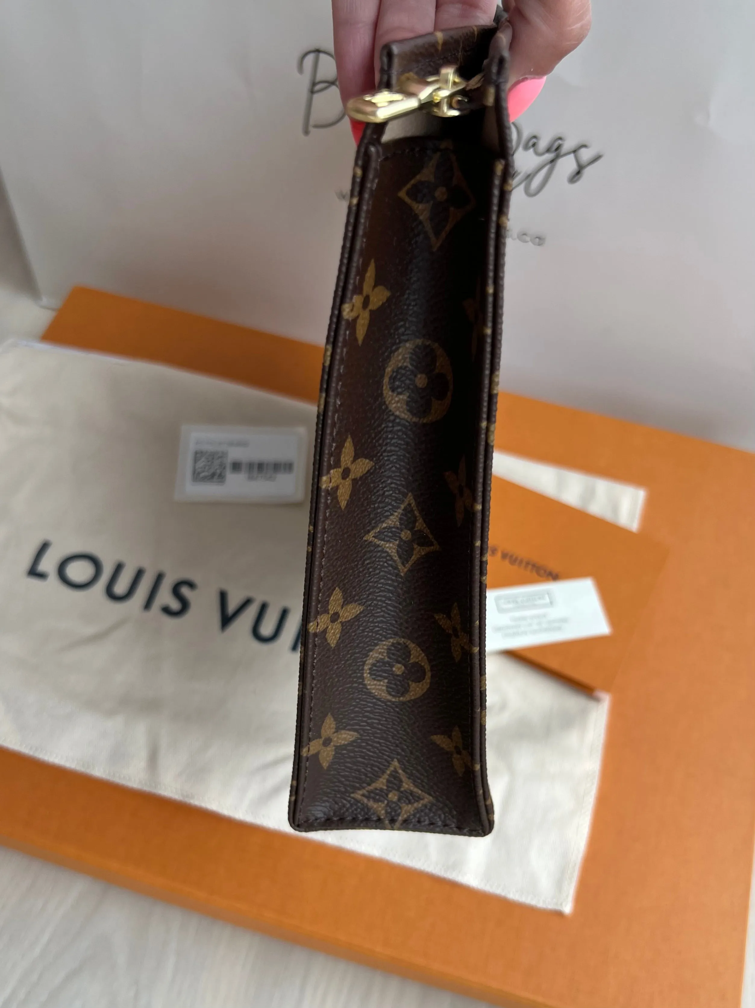 Louis Vuitton Toiletry 26